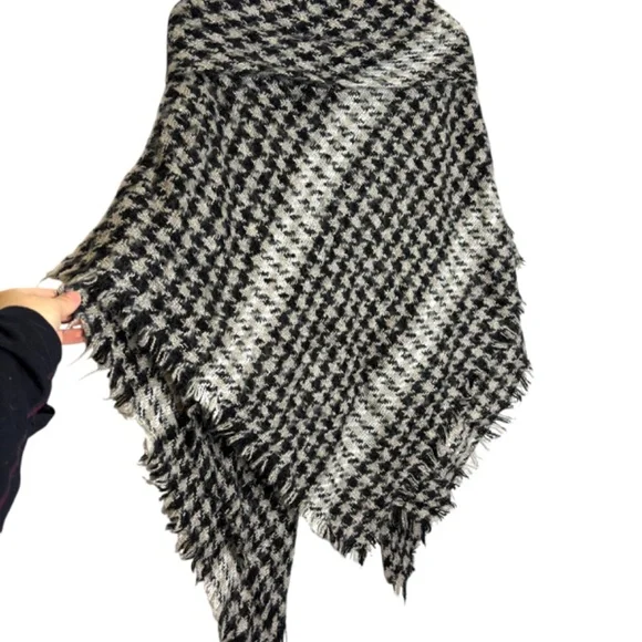 Houndstooth Cape - Picture 7 of 8